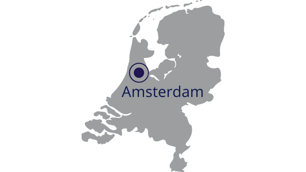 Landkaart van Nederland in grijs met hoofdstad Amsterdam aangegeven in donkerblauw - op transparante achtergrond - 600 x 529 pixels
